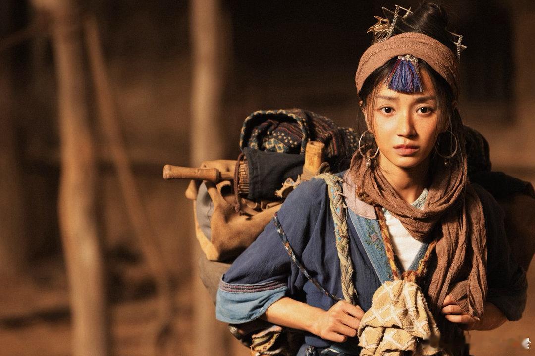 #卜冠今文笔#、#没认出来是卜冠今#
卜冠今凭一篇收官文字收获无数好评，文笔通透有诗意，情感克制却后劲十足。她用心读懂角色，用文字留存相遇的感动。荧幕形象灵动可爱，行文风格沉静文艺，反差感拉满，很多读者光看内容，完全想不到这是卜冠今。 ​