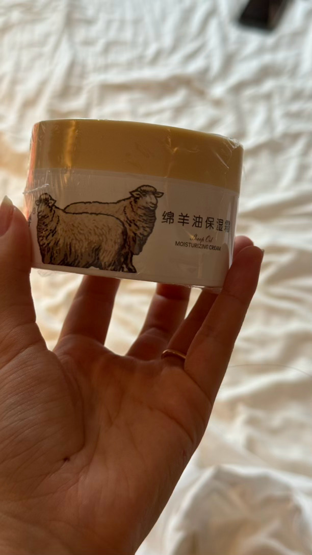 很幸福的七天💕短暂的 全身心的从城市里逃离出来的感觉真好.
新疆好干好干，每天早上都被干醒，鼻子和脸天天都好痛🤕在上海能用一年的油 来新疆一个星期干掉了小半瓶（新疆干皮真费钱啊）
每天赶超长路 自己开山路自驾的体验真的完全不一样，虽然一直在路上，但是理想真的很舒服[泪奔]租l8是这次旅 ​