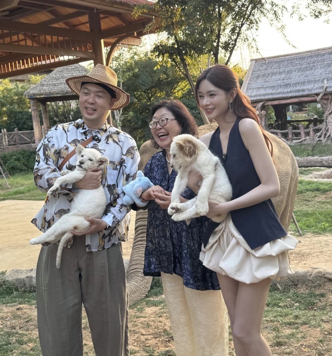 杜海涛为老婆沈梦辰庆祝37岁生日。一家人奔赴郑州动物王国出游庆生。镜头下的沈梦辰真人状态好惊艳，皮肤白皙透亮，身形纤细，一双长腿格外吸睛，亮眼出众，站在一起直接把身旁的杜海涛衬得像随行工作人员。没有隆重奢华的排场，伴着家人、小动物，简单自在的陪伴，平淡又暖心，好好享受属于她的生日时光。
沈梦辰