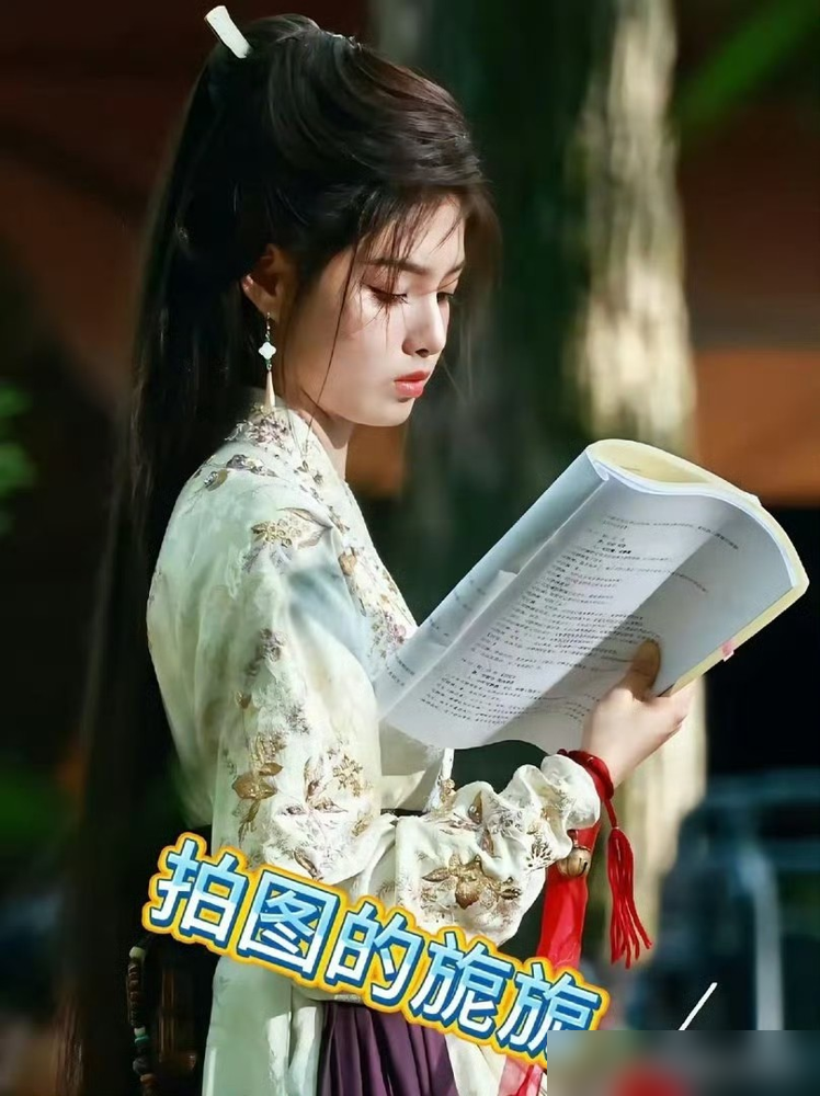刘些宁在《百妖谱》的路透一出来，直接把我看愣了两秒。额前那圈抹额勒得死紧，头上再顶俩角，珍珠链子往脖子上一挂。这是拍玄幻，还是赶集拼盘？
翻出她在《墨雨云间》里姜若瑶的图一对比，更扎心。那会儿一张脸干干净净，眉眼全是戏外留白。现在倒好，粉厚、饰多、发包重，硬是把二十出头的小姑娘，压出了三十几的疲态
