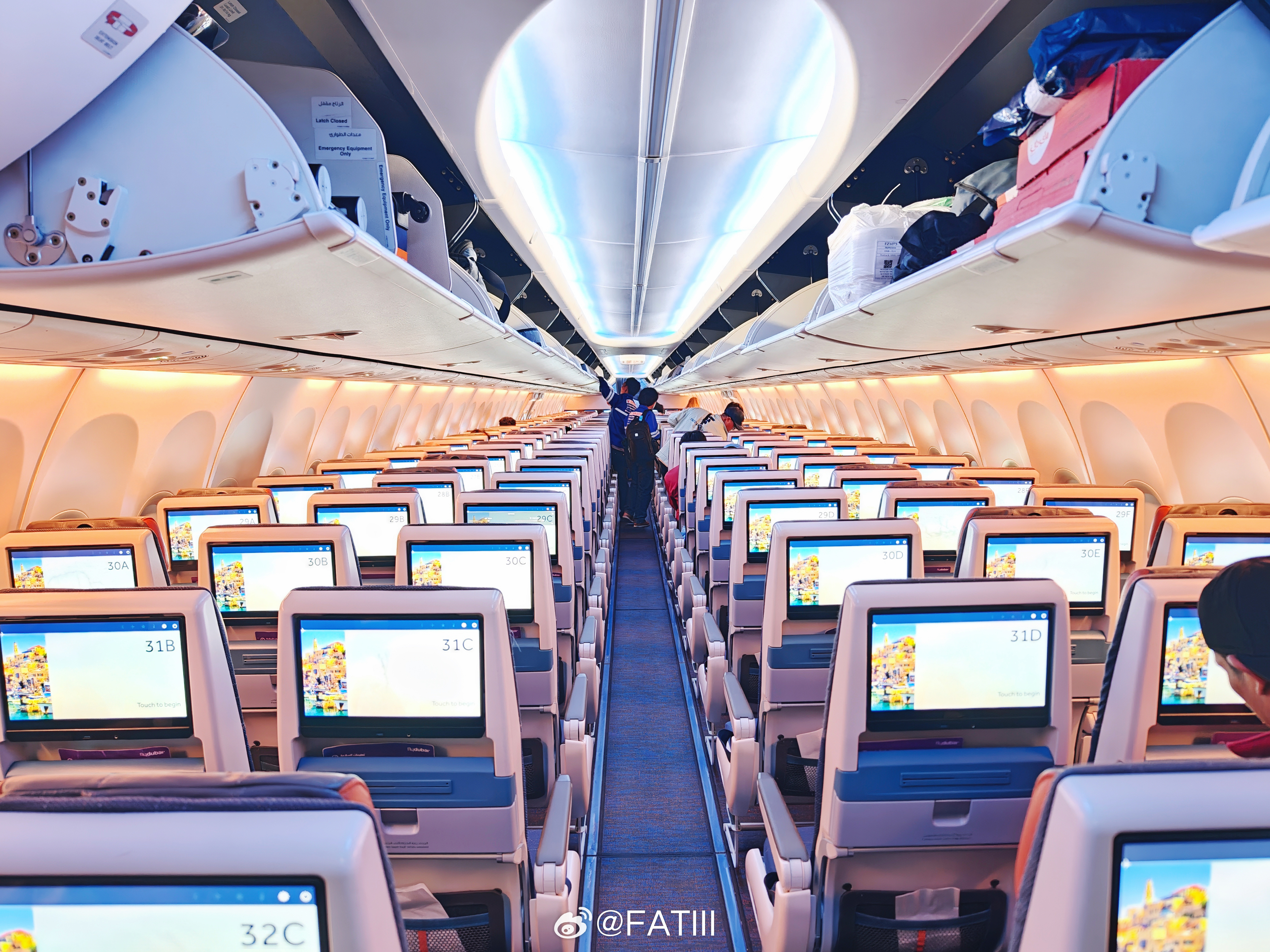 #FATIII游记# 昨天发生飞行员劫机未遂的迪拜航空FZ1073航班，好巧不巧胖刚好在三个礼拜前曾经搭乘，从迪拜飞往特拉维夫。

很多人以为迪拜航空和阿联酋航空是从属关系，其实两者是姐妹公司，同属迪拜政府，但独立运营。两者不是母子品牌，而是战略合作伙伴，共用一个里程计划，并且迪拜航空航班都会和 ​