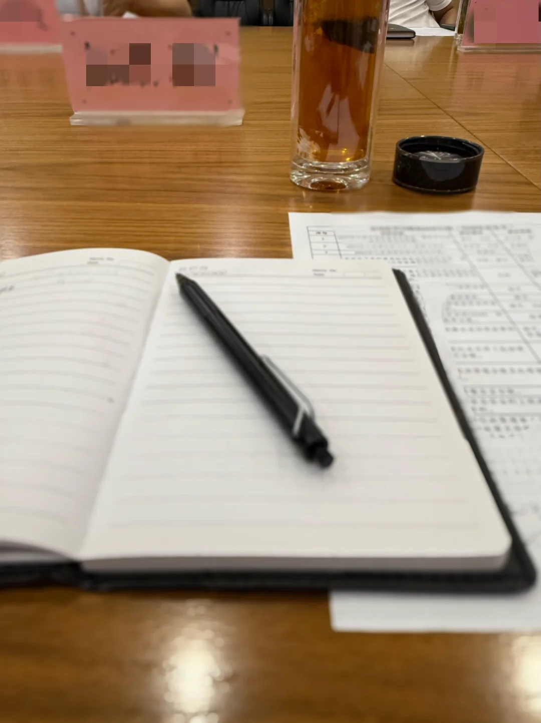 会场上，单位新人不懂倒水礼仪，真是头疼