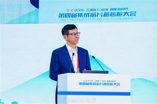 长鑫存储宣布新一代4F²架构DDR5 RDIMM产品预计年底推出[并不简单]

产品发布消息

• 10月10日消息，在10月9日至10日举行的第四届集成芯片和芯粒大会上，长鑫存储总裁曹堪宇博士正式宣布，预计年底将推出融合4F²架构与混合键合等先进技术的新一代DDR5 RDIMM产品。

4F²架构技术优势

• 4F²架构是DRAM ​