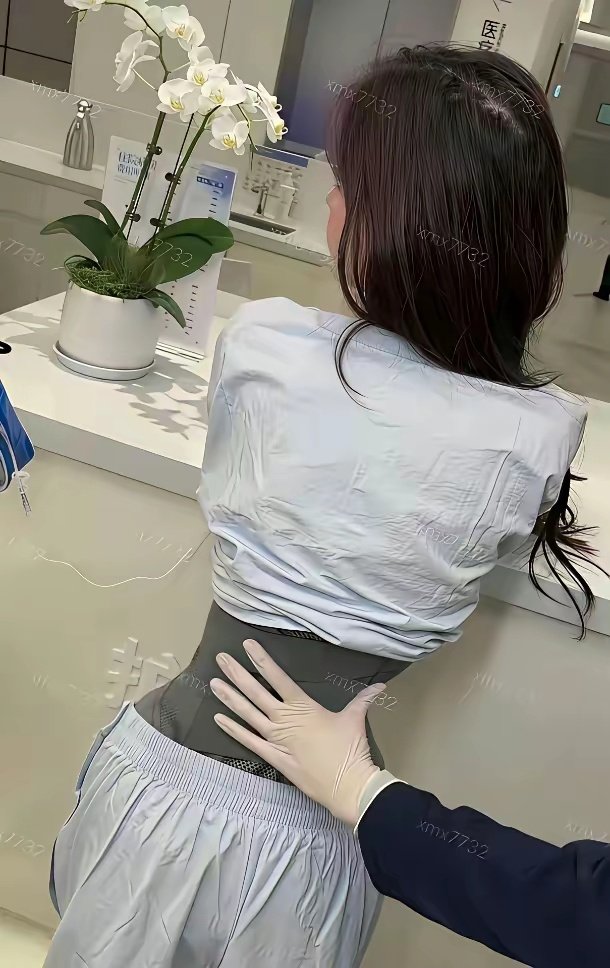 韩安冉又作妖了，她把肋骨软化了，做出这种折角腰，腰只有巴掌大，却连健康都不要了。​​