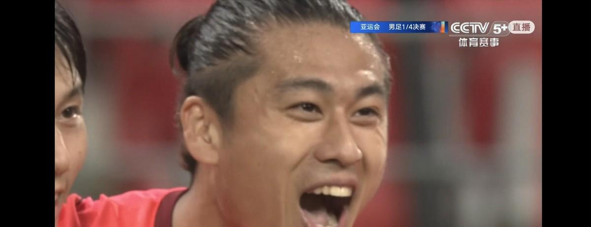 依木兰不首发，这场3比0根本不会发生！
名古屋亚运会男足1/4决赛，中国U23国足3比0完胜泰国，时隔28年重返亚运四强。彭啸造乌龙，胡荷韬爆射，张玉宁替补锁定胜局。但真正让这场比赛“变味”的，是安东尼奥首发换了四个人，把依木兰·买买提塞进了后腰位置。上半场泰国队几乎没有组织起一次像样的阵地进攻，被