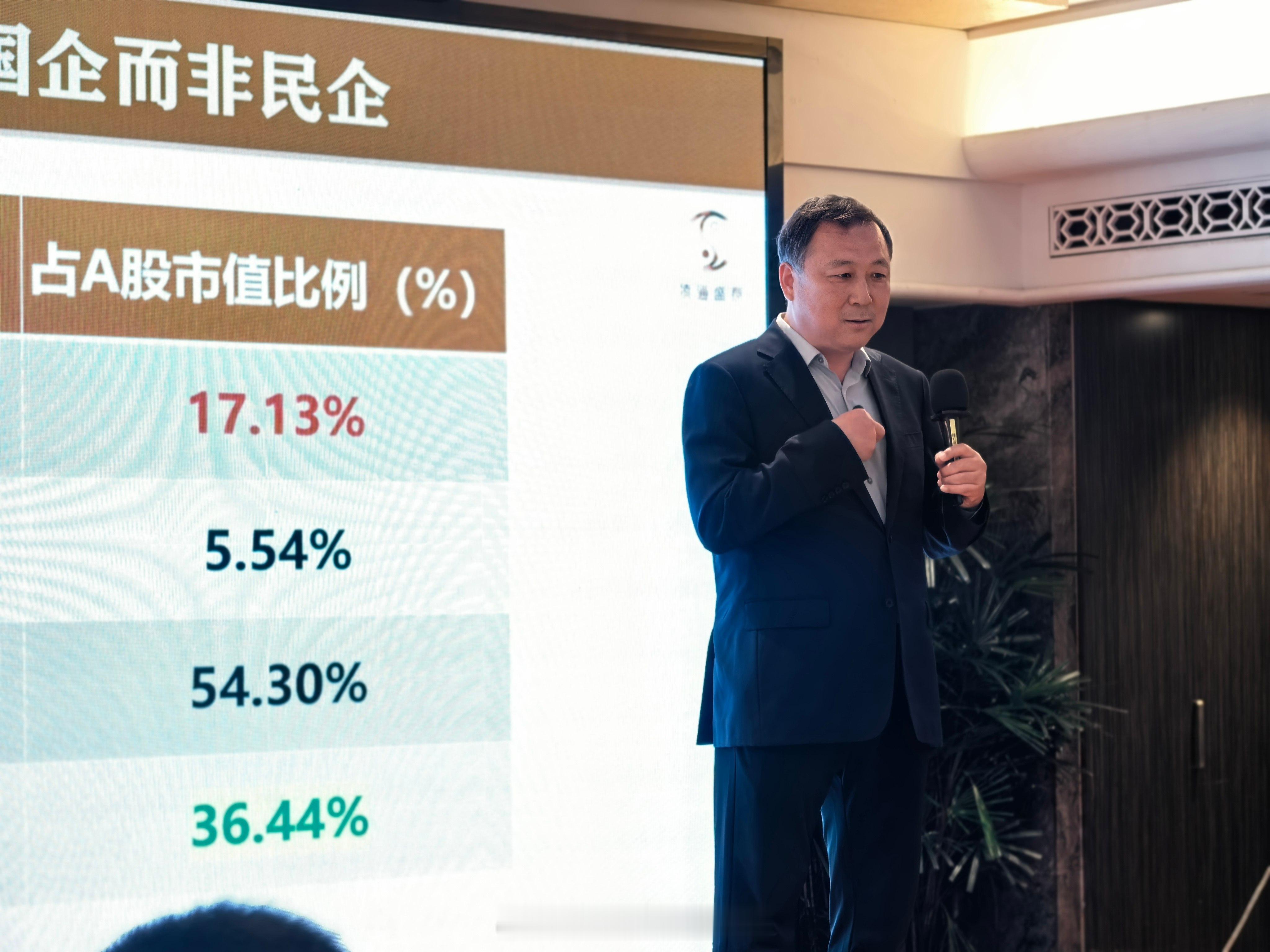 为什么我们还在坚守银行股？ 因为公募基金扎堆的AI泡沫，正在重演2021年茅指数悲剧——60%资金困于高估陷阱，单日暴跌7%只是开始。而银行股5倍PE+5%股息率，却被无理错杀。 董老师常说：'低估资产的内在价值岿然不动'。此刻的煎熬，恰是未来超额收益的入场券。当泡沫破裂，资金终将涌向真正能增厚居民 ​