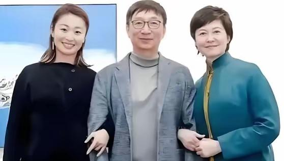 敬一丹走了，全网都在吵她女儿该不该生这个孩子！央视名嘴敬一丹今年九月因病去世，她唯一的女儿王尔晴今年40岁，结婚十五年坚持丁克，没生孩子。消息传开后，不少人替敬一丹惋惜，说她晚年最大的遗憾就是没抱上外孙。
但我看了一圈评论，真正让我不舒服的，不是王尔晴选不选丁克，而是那些替敬一丹“痛心疾首”的人——
