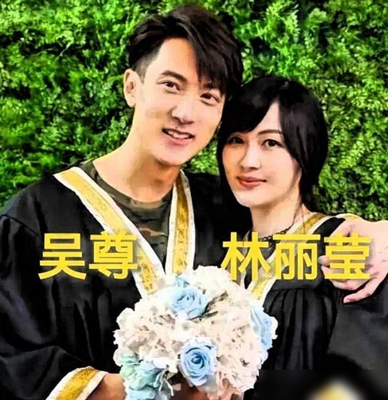 陈小春把巡回演唱会开到2026年11月了，转头却说以后少拍戏，多陪老婆孩子。
戏里他是山鸡哥，拿刀砍人眼都不眨，戏外被应采儿一个眼神治得服服帖帖。杜旭东演了一辈子反派，回到家给老婆端洗脚水，吴尊更狠，红了二十年，老婆还是当年那个初恋。
这三个男人，一个痞，一个丑，一个帅，路子完全不同，却都干成了