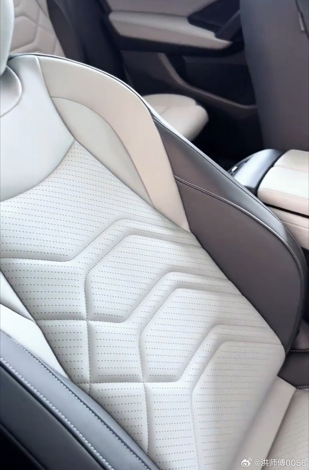 #黄金超混满电出发##一汽大众黄金超混重磅上市# 
一汽-大众探岳L PHEV，以三大黄金核心实力，重新定义家用插混SUV的出行新标准。
它搭载黄金2.0超混动力，采用1.5T EA211 EVO II混动专用发动机，搭配双电全域超混架构，让能效与动力实现双重突破，综合续航轻松突破1400km。日常通勤纯电模式覆盖，跨省 ​