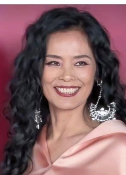 如果把韦唯和邓文迪最近的照片放在一起，很多人估计得愣上好几秒才能认出来谁是谁。
明明一个是靠嗓子红遍大江南北的实力派歌手，一个是靠脑子在海外顶级名流圈杀出重围的传奇阔太。八竿子打不着的两个人，上了年纪之后，五官轮廓和面部神态居然神奇地“撞”到了一块儿。
高耸的颧骨，紧绷立体的下颌线，再加上那双眼