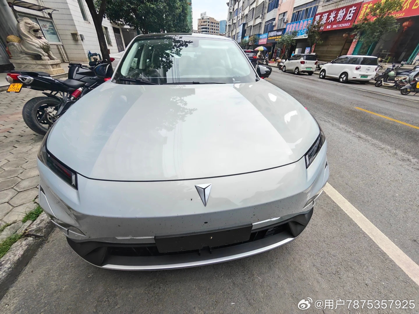 提车深蓝S05一段时间了，最让我欲罢不能的，是它的快充补能效率。
以前开电车总患“里程焦虑”，但S05的3C超充彻底治好了我的精神内耗。实测从30%充到80%，一杯咖啡的工夫——15分钟，表显续航直接增加250公里。上周跑了一趟周边县市，返程时电量只剩28%，服务区找个快充桩，插上枪去上了个洗手间、买 ​