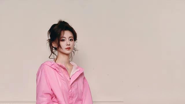 毛林林40了，没结婚没孩子，刚在剧里给田曦薇当完妈，转头就跑人家评论区连刷10条“求原谅”。
戏里她演周芙，因为误会，对亲生女儿拔剑相向。戏外她入戏太深，发帖问网友怎么办，又追着田曦薇道歉。开播当天收视率破1，Netflix同步上线。
出道20年，当年《兰陵王》里的郑儿让人恨得牙痒。现在她专演当