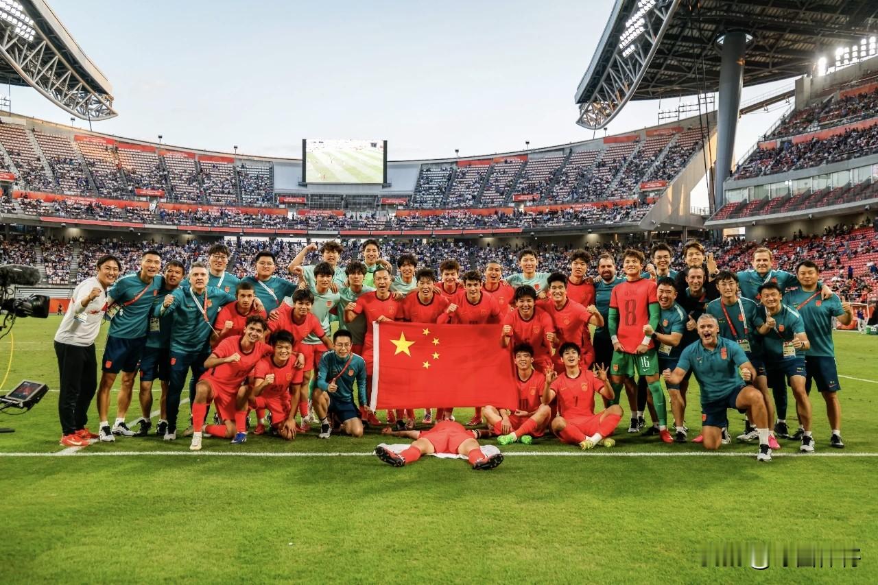 U23男足夺得亚运铜牌，创造28年来的历史，背后有五位失意之人：
1.吾米提江，一个多月前，吾米提江就在路边散步的时候被一辆试驾车撞倒，被迫养伤，未能参赛，而在此之前，他是这支U23的主力球员，也是国家队的一员。
2.汪士钦，这位边后卫这两年发展不如预期，他出走浙江从目前来看是个错误决定，伤病缠身，
