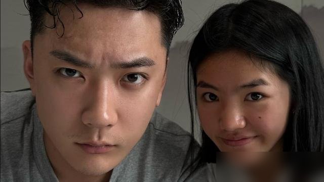 “晋妈”直播把李勒优零花钱断了，这姑娘转身就搬出去独居了。
大号停更半个月，小号却发手势舞，配文“接受一切事与愿违”。记者去问，她说关系挺好，别的免谈。崔晋也出来灭火，说就是8月旧素材被剪了带节奏。
可数据不骗人：晋妈账号30天掉粉8万9，李勒优自己掉6万2。企查查一翻，她名下4家公司，存续的那