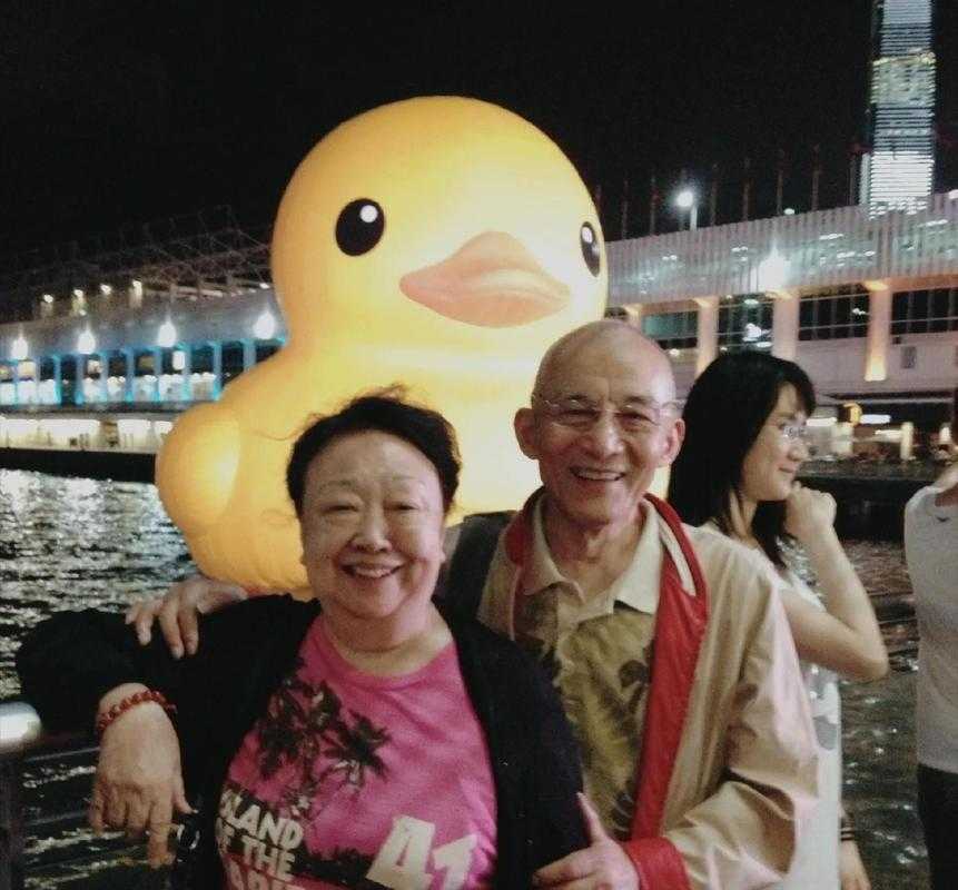 93岁游本昌安详辞世，几代人记忆里的济公角色就此落下帷幕，他藏在聚光灯外的七十年婚姻往事，让不少观众为之动容。
1956年游本昌与身为执业医师的杨慧华成婚，彼时他只是话剧团无人关注的基层演员，收入微薄常年随各地剧团演出。杨慧华放弃更安稳的职业选择，独自包揽全部家务，把柴米油盐的寻常日子打理得妥帖妥当