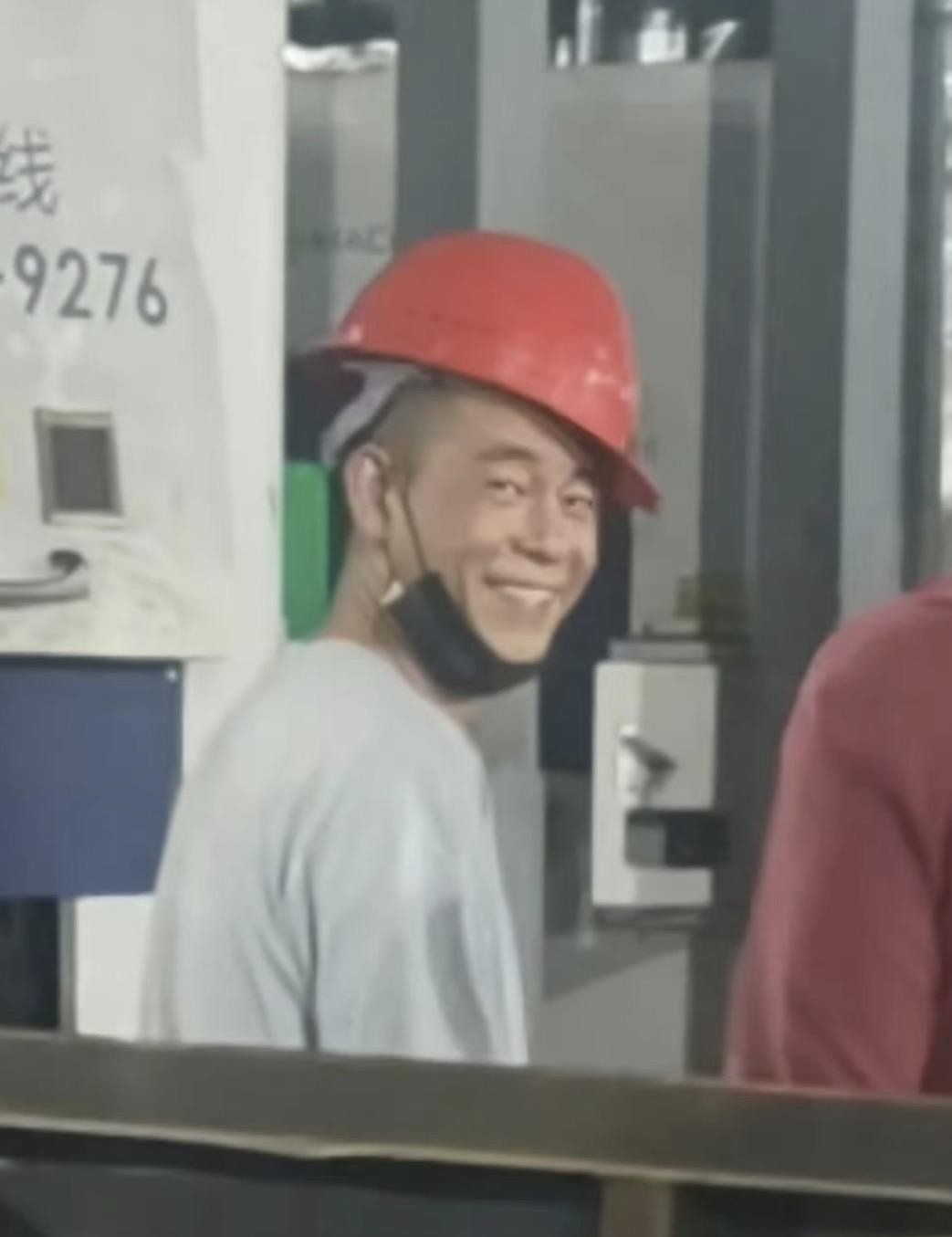 当年为了3000块钱被父母送走的亲弟弟，就算如今知道亲哥哥是身家过亿的陈小春，大概率这辈子也不会主动去敲那扇门。
穷到揭不开锅的岁月里，几张钞票就把骨肉至亲彻底割裂了。
陈小春后来在访谈里提过这事，成了他一辈子解不开的死结。成名有钱之后，他不是没动过念头把人找回来，可他父亲当时直接给拦住了，话糙