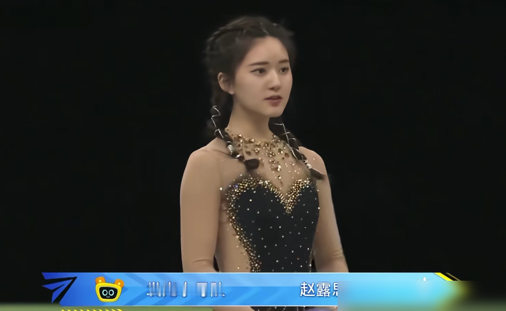 她拒了综艺，把演唱会开进盐田，这才叫狠。
里的Hebe，是包装出来的甜。2010年她甩掉艺名，用《To Hebe》把偶像两个字撕了。后来专辑一张比一张冷，《渺小》开始跟自己较劲，《日常》直接不唱情歌了，唱吃饭喝水晒太阳。
别人抢着上热搜，她发爬山、发节气、发路边野花。高价综艺推掉，跑去没人的盐田