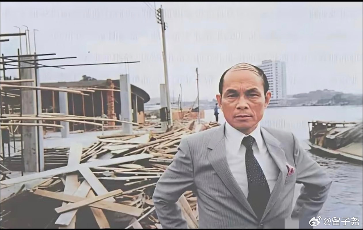 1980年，霍英东在正在建设的白天鹅宾馆前拍照 ​