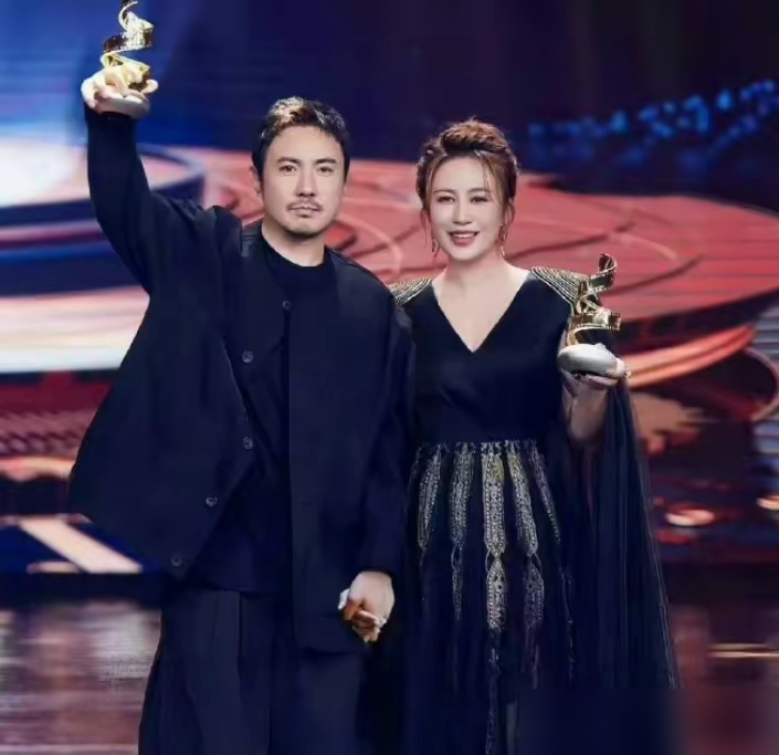 沈腾红毯上被问下次合作想演什么关系，他张嘴就是父女，马丽同步喊母子。
俩人都想当对方爹妈，没彩排，纯下意识。
主持人当场笑场。沈腾补了一句，说马丽越来越年轻，自己老得快，快能演她爹了。网友直接赐名：共轭父母。
这俩人从春晚《扶不扶》马丽临时救场，到《独行月球》一个眼神接梗，十几年默契全点在互相