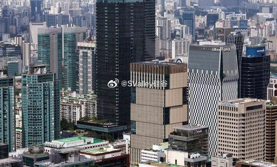 韩国启动“全民AI”计划！全体国民免费用AI

韩国计划向全体国民免费提供生成式人工智能服务，这是全球首个由国家主导、将AI视为公共事业的重大项目。该“全民AI”计划旨在推动更多人使用本土AI聊天机器人，实现AI主权目标，避免过度依赖美中模型。官方估计，目前已有超过2000万韩国人使用免费版生成式 ​