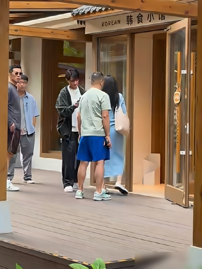 佟丽娅和董璇在阿那亚带着娃玩水，这俩人的关系，可真不是塑料姐妹情能概括的。
都说娱乐圈没真朋友，可她们俩，住一个小区，父母在一个合唱团，孩子从幼儿园就是同学，这种三代世交的配置，比亲戚还亲。
董璇出事那会儿，佟丽娅直接说，要钱，跟我说。佟丽娅离婚后，董璇也是一直陪着。前阵子董璇婚礼，佟丽娅被拍到