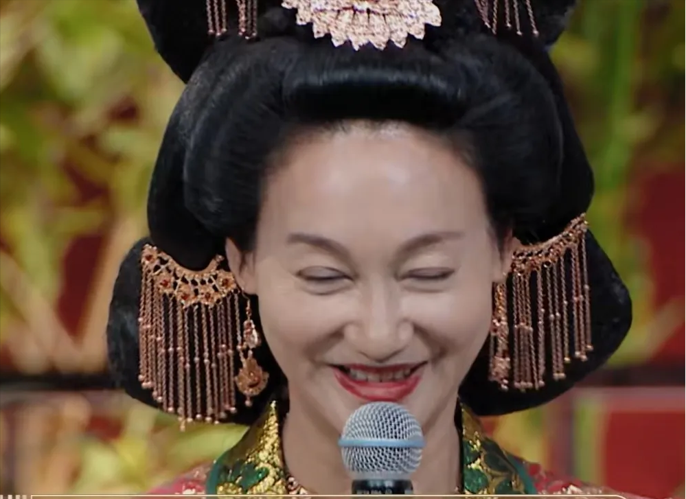 见过综艺里明星互相撕的不少，可吵完还能圈粉的就真不多了。
吴镇宇和惠英红这段算一个。
起因很简单，周洁琼重现《宫心计》里的钱飞燕，吴镇宇嫌演得蠢，不讨喜。
惠英红当场不乐意了，那角色是我手把手调教的，你说蠢就是说我不行。
俩人你一句我一句，火药味拉满，谁也没打算让。
但我印象最深的是惠英红吵到最后那