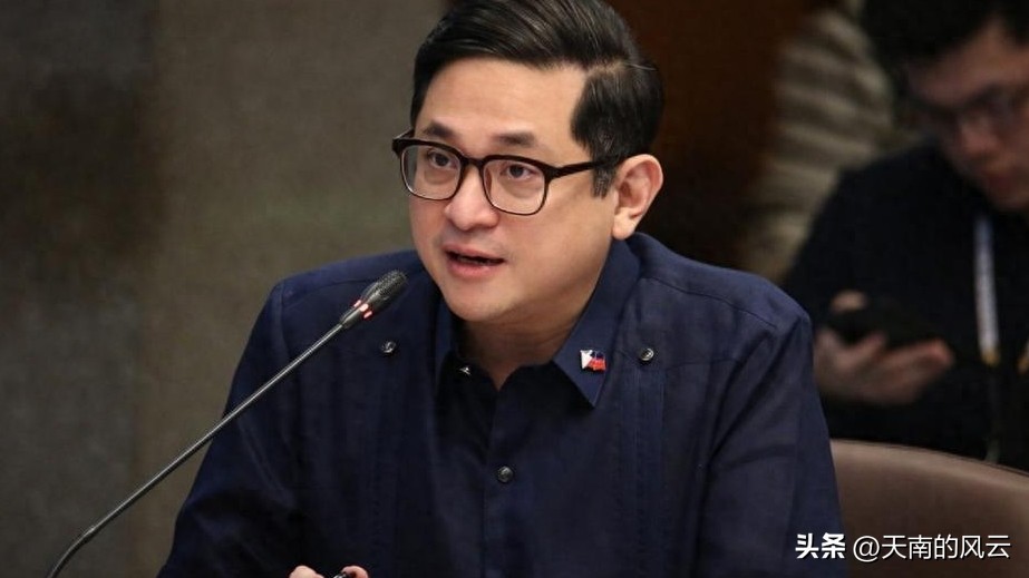 阿基诺家族放下与马科斯家族延续半个世纪的政治世仇，全力配合马科斯阵营推动莎拉弹劾案，本质是围绕2028年菲律宾总统大选的精准利益算计。

首先，先要清除大选头号竞争对手莎拉，当前莎拉以断层领先的民调支持率，是2028年总统选举的头号热门，阿基诺家族作为重新崛起的势力，想要登顶就必须先除掉这个最大障碍