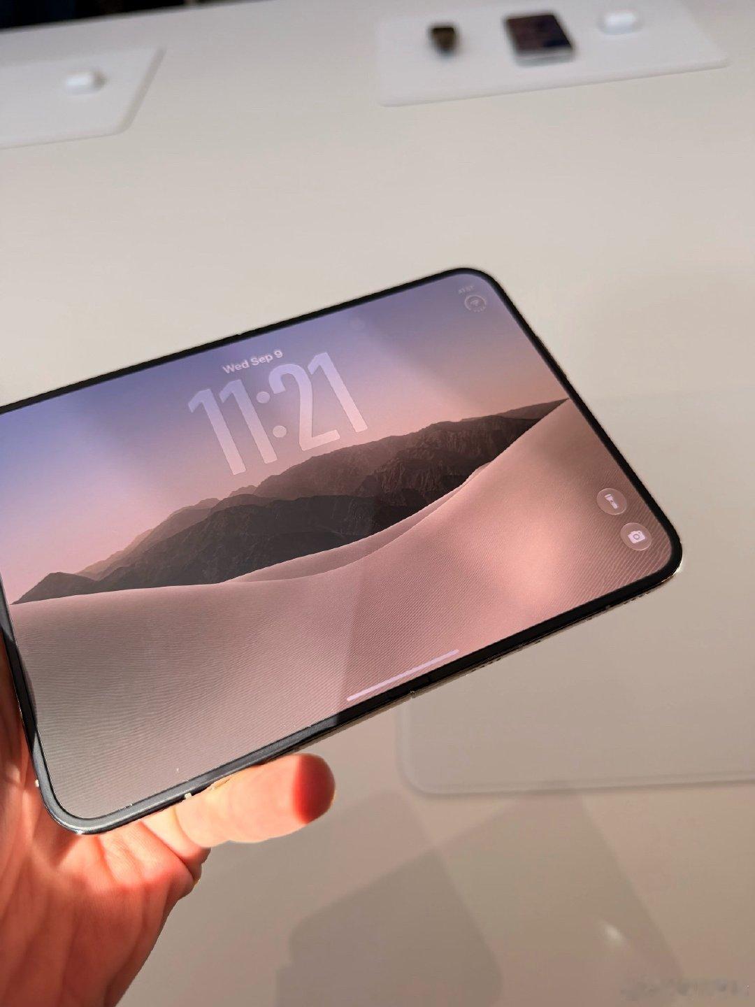 #iPhoneDuo 折痕#确实不太能看出来，不过这跟它的纳米纹理内屏和拍摄角度也有关系，折叠屏不可能说一点折痕都没有。

不过苹果的折叠屏过渡动画做的确实很丝滑。#华为阔直板首日销售超18万台# ​