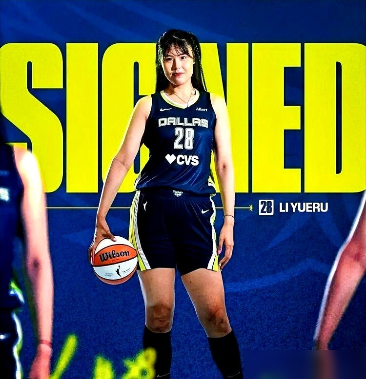 老板把新赛季合同狠狠拍在桌上，死死留住左膝韧带撕裂的李月汝。你真以为老...