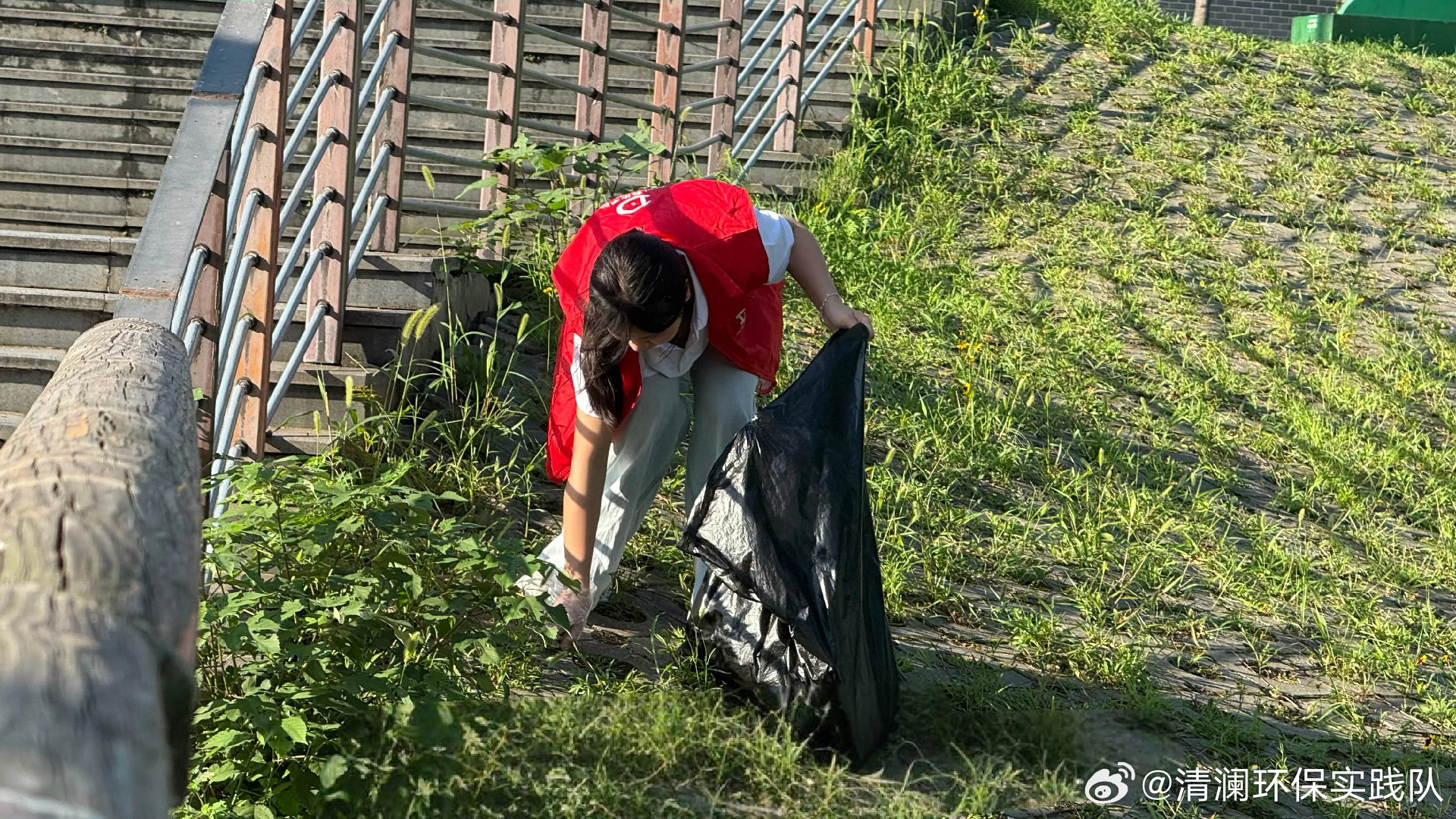 这个暑假，青澜环保实践队队员分赴河北、辽宁、福建多地开展生态环保志愿服务。
 
队员走进河北乡村入户走访，调研乡村人居环境，面向村民普及绿色低碳知识；
在辽宁实践中心开设环保公益课堂，为青少年科普生态保护知识；
于福建小学开展环保手工课，带领同学们利用废旧物料动手实践；
在邯郸街道开展 ​