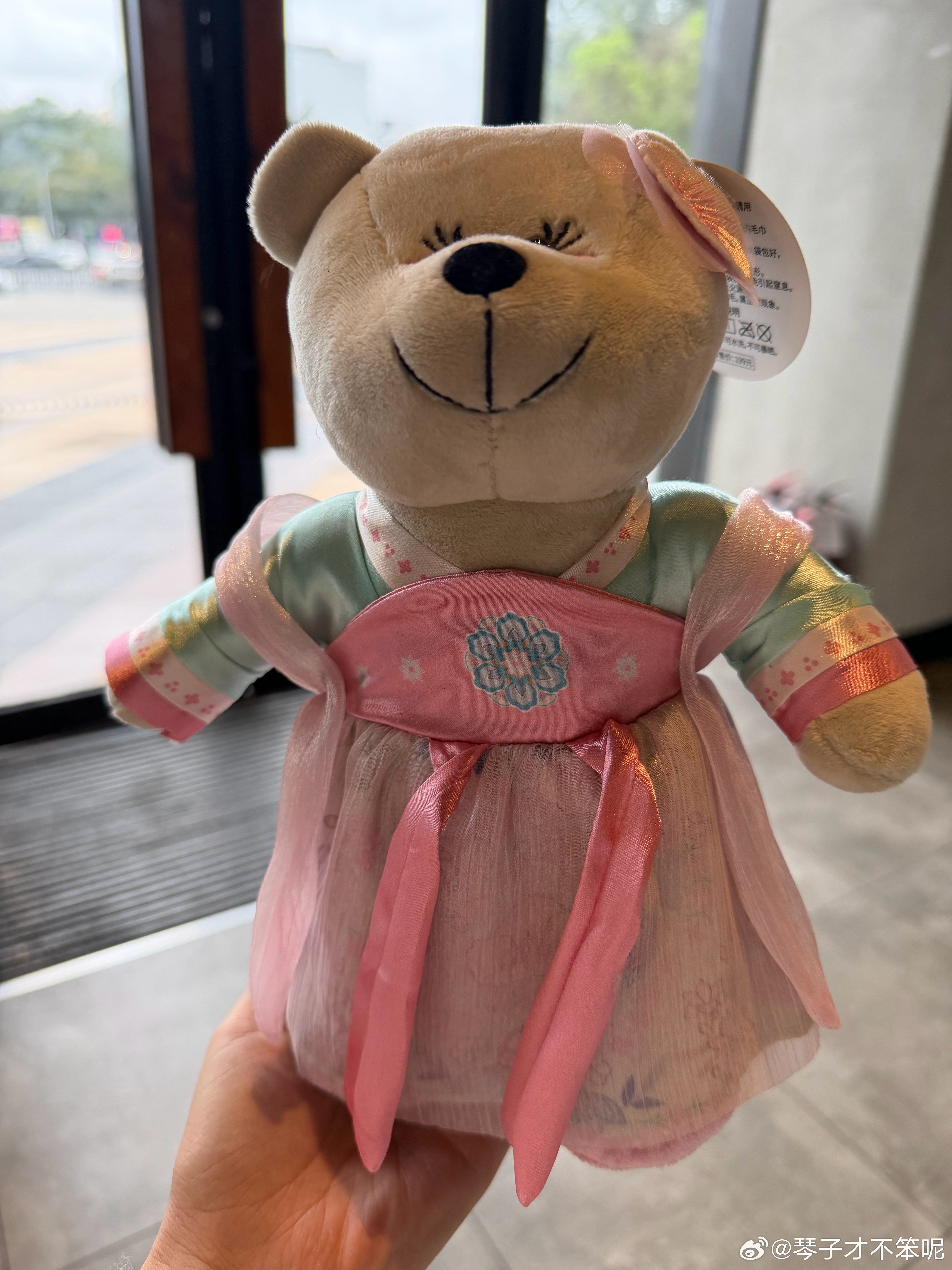 进了星巴克没买咖啡，却买了一个娃娃[柯基] ​​​