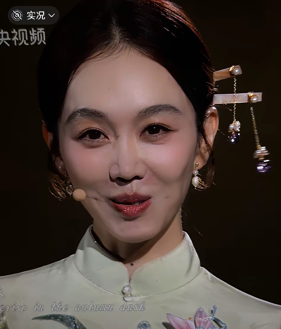 为什么全网都在夸赞姜妍的美貌？
难道只有我一个人不觉得吗？
如果我眼光没问题的话，我觉得她在娱乐圈很普通。

姜妍的美貌，整体的来看，脸型挺流畅的，也小巧上镜，但是五官不够立体精致。

用一句话来说，她的美貌，在美女如云的娱乐圈，既不出挑，也不拔尖。

这美貌对比普通人的话，算好看，但是对比明星的话