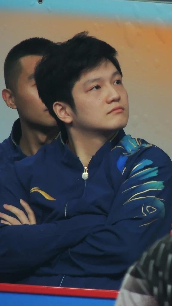 很多人好奇，本届亚运会为什么没有樊振东，难道又被雪藏了吗？昨晚男团输给日本，全网都在问同一句：樊振东人呢。

我一开始也以为是教练组故意雪藏，要么就是状态下滑了。后来一查，全不是那么回事。人家压根不是没被选上，是从规则上就进不了名单。

去年年底，樊振东为了抵制WTT那个"不参赛就罚款" ​