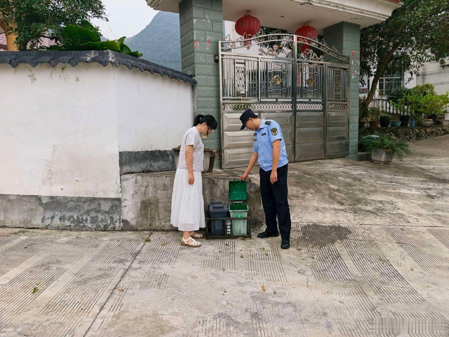 #浙就很杭州##乡村垃圾分类#【推进垃圾分类落地 绘就乡村宜居画卷】为推动垃圾分类理念走深走实，持续改善农村人居环境，近日，建德市综合行政执法局乾潭中队联合乾潭镇政府开展农村生活垃圾分类专项检查。工作人员深入各村，核查公共垃圾桶配置使用、中转站运维、收集点保洁等情况，现场检查投放规范 ​