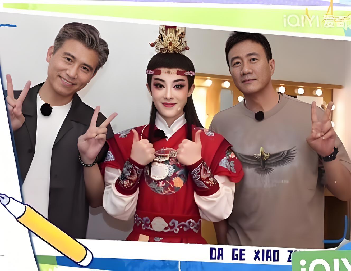 《大哥小助理》最新更新笑泪交织！胡军李乃文变身陈丽君助理，开场互鞠到直不起腰，弹幕齐刷 &34;这腰怕是要废&34;。胡军沉迷拍彩排照，镜头下的陈丽君不是闭眼就是歪嘴，让她无奈喊 &34;哥，管管我的脸！&34; 紫花油被俩大哥试到见底，还嘴硬 &34;缺觉正好用&34;。
爆笑过后温情上线，陈丽君身体不适只要止痛药，胡军李乃文从疑惑