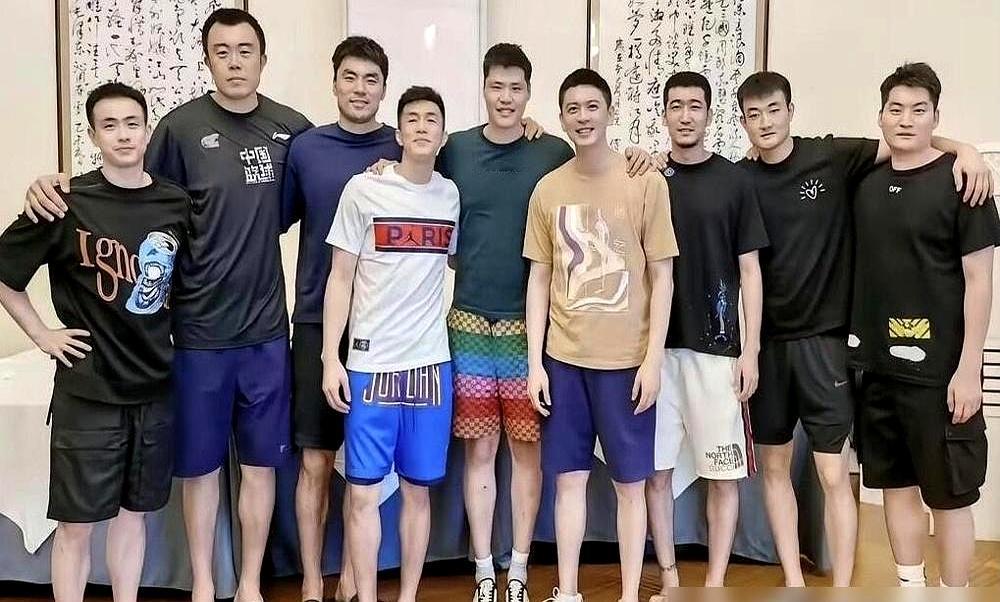 都以为杨鸣是靠脸吃饭的“儒帅”，那就太天真了。    辽宁队那股子“戾...