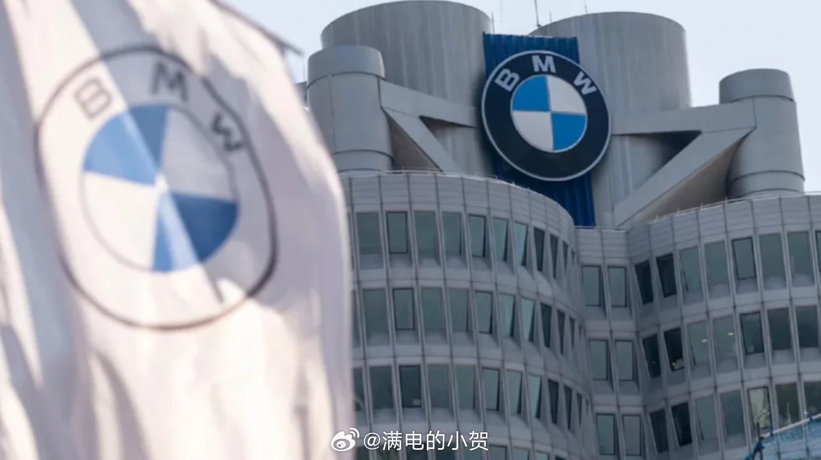 见过员工争着入职的，还是第一次见争着离职，直接把公司系统挤崩了😂
据德国《商报》报道，宝马计划在2027年底前削减约8000个岗位，为此开出了相当丰厚的自愿离职补偿方案。部分员工的补偿金额甚至超过65万欧元，折合人民币约487万元！
当然，宝马这么大方也不是单纯做慈善。按照计划，裁撤相关岗位 ​