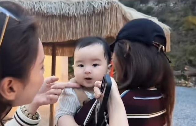汪小菲马筱梅带仨孩子怀柔过中秋，围桌喂饭抱娃哄睡，网友看愣：这日子咋过得比谁都稳当 ​