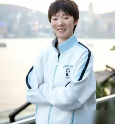 每秒140转，成功率85%，张继科亲口说比我当年拧得还好。王曼昱的反手拧拉，数据摆在这，不服不行。
俩人都出自肖战门下，用的都是蝴蝶VIS。张继科是霸王拧的开山祖师，王曼昱把这招改成了女版，加了摆短变化，更细，更贼。但张继科也点过她一句：关键分太心软，缺股子统治级的狠。
采访里王曼昱说欣赏张继科