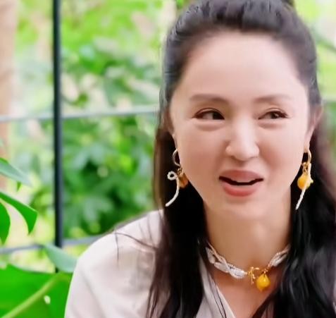 董璇的女儿小酒窝，居然在跟亲爹高云翔打视频的时候，硬要把旁边的张维伊拽过来“认识一下”。
当时张维伊跟董璇还没对外公开，冷不丁被孩子拉着要去见“前夫哥”，当场尴尬得直往镜头外面缩。
高云翔在手机屏幕那头也是一愣，追着问到底是谁。
结果小酒窝一点不慌，张嘴就给继父撑场面：“一个非常著名的演员！”