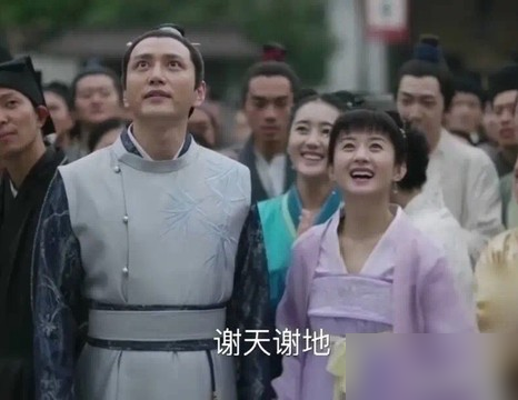 王仁君拿飞天奖这天，刘琳半夜甩出一句中了中了，《知否》盛家直接活了。
大娘子半夜发文，盛纮、明兰、老太太全下场了，王仁君挨个用盛长柏的口吻回，滴水不漏。
戏里他是温吞长子，戏外这四年硬啃下教员1927到1935年最难演的那段。
逆风局、憋屈戏、全程脱稿四分钟感言，评委没给流量留面子，给了他。