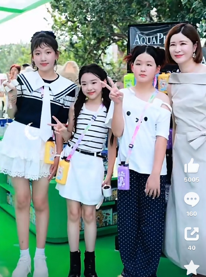 近期线下活动合影环节，董璇女儿小酒窝主动把C位让给杜华的女儿叮当，即便杜华表示按高矮顺序排列即可，小酒窝依旧贴心调整站位，照顾腼腆的小伙伴，暖心举动收获网友好评。
 
不少网友细看两人长相，感慨基因的强大。小酒窝眉眼精致灵动，和妈妈董璇几乎一模一样；杜华女儿叮当五官轮廓、