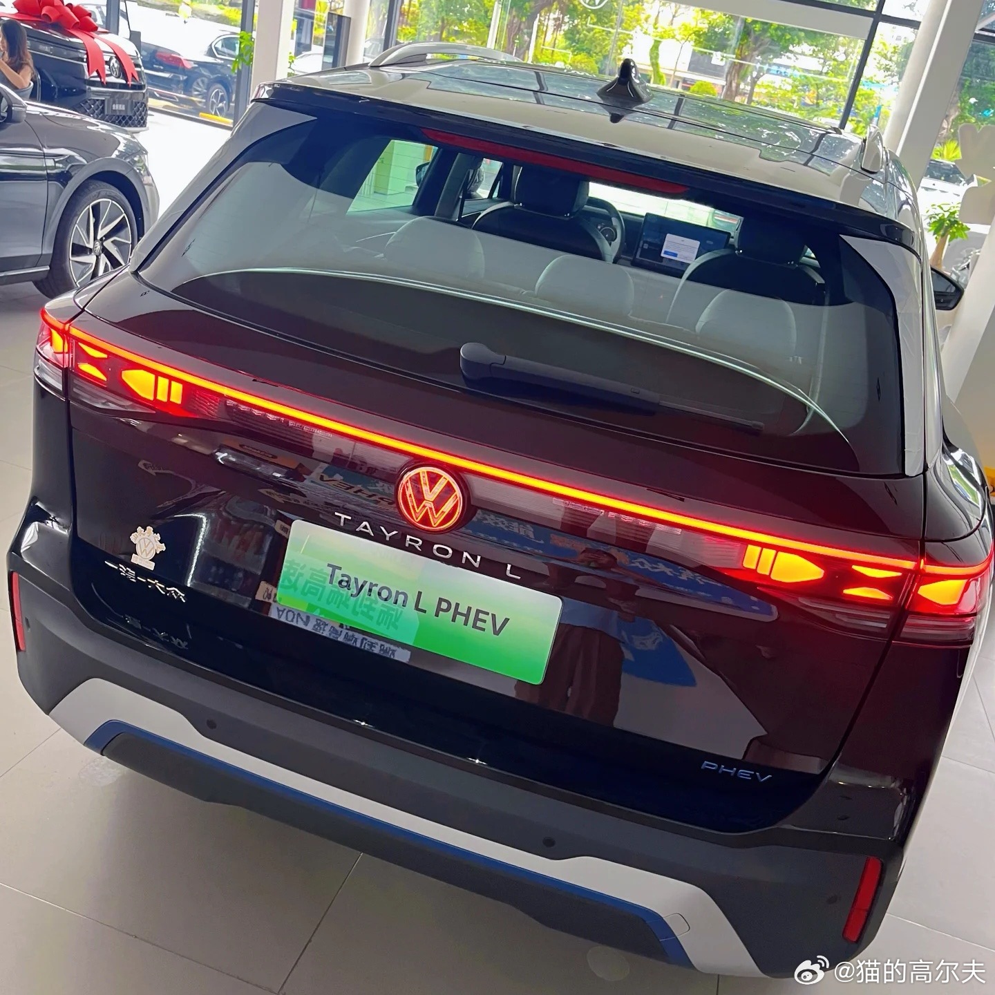 #黄金超混满电出发##一汽大众黄金超混重磅上市#
探岳L PHEV的专属设计不仅体现在外观，更深入到车内空间的每一处细节，将人性化理念发挥到极致。全车精心布置了多达28处储物空间，充分考虑到家庭出行时多样化的物品存放需求。无论是前排的随身物品、后排乘客的水杯零食，还是各种证件、雨伞等杂物，都 ​