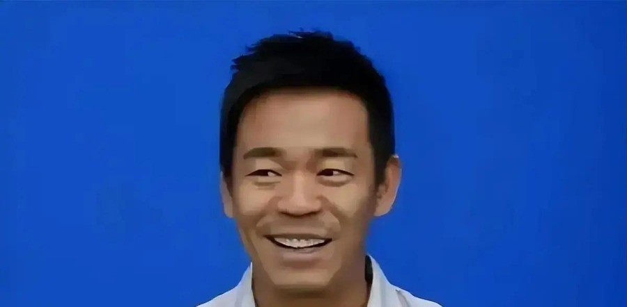 孙浩58岁靠《主角》翻红，五个男一号剧本送到手里，累计片酬超2000万，他一个没接，全退回去了。理由就一句，演不了，演不好。
这事放在别人身上，经纪公司得疯。但孙浩干得出来。
1995年春晚，他跟陈红合唱《中华民谣》。第二天，全国都在放这首歌。那年他27岁，走在街上有人喊他名字。商演邀约排着队来，一