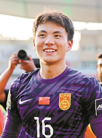 对阵伊朗，考验落在门将李昊身上，U23国足接下来要面对伊朗队，首轮2比1赢下朝鲜队之后，这场比赛的结果同时关系到能否提前出线，以及以小组第几名的身份晋级。
首轮那场2比1，吴曦在中场完成助攻和进球，张玉宁头球破门，两人把中超联赛的状态带到了这支队伍里，37岁的吴曦踢到90多分钟才被换下；据《北青体育