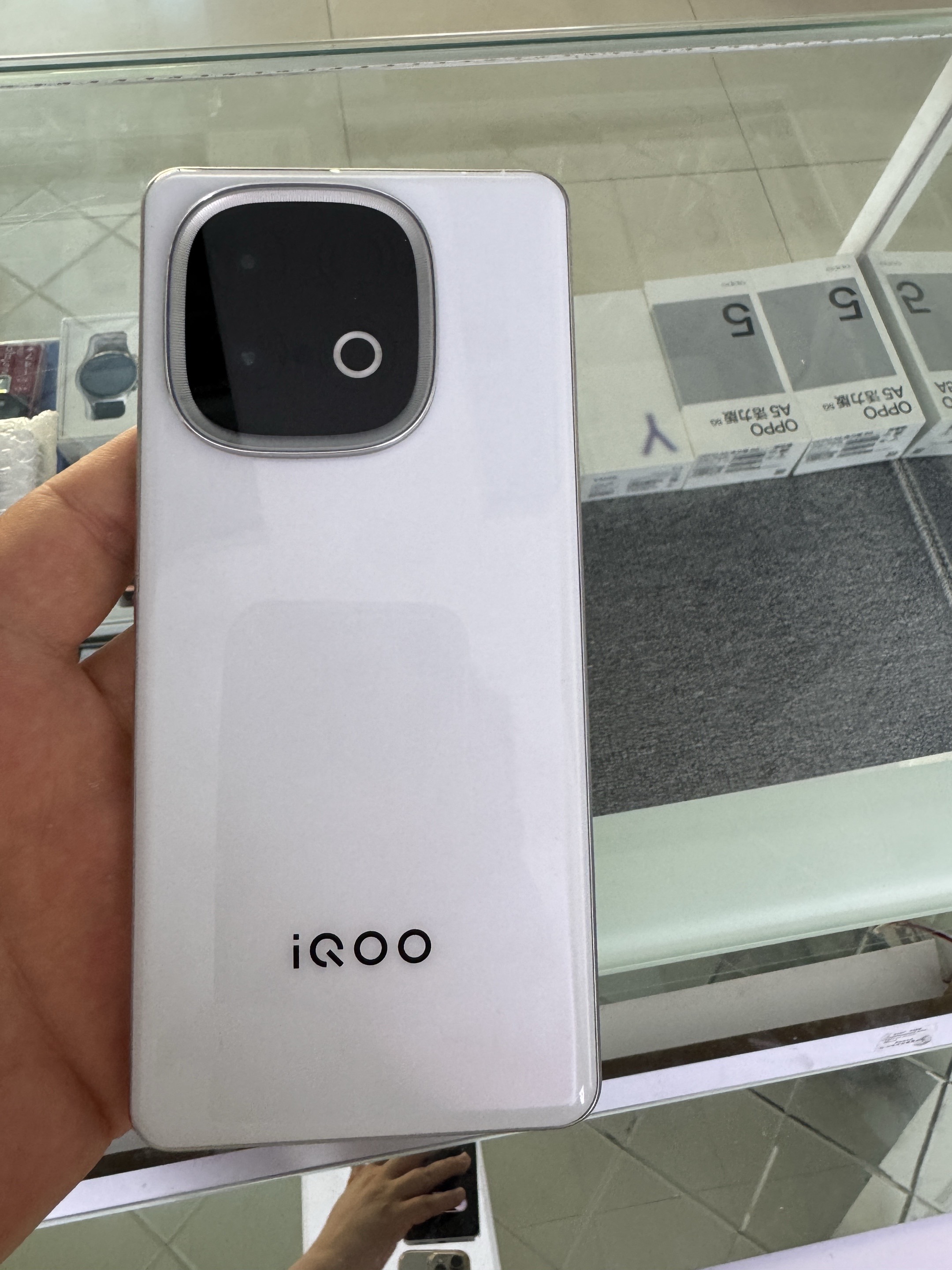 两台iQOO游戏机性价比高新机体验感受 换手机的一万种理由 白色手机好看