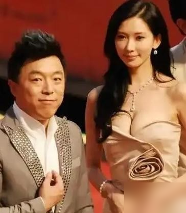 小S当众说，林志玲跟黄渤拍完吻戏，回家吐了一个月。
全场等着看黄渤怎么接。他没解释，没黑脸，反手一句：你干嘛老跟林志玲比？你比得过人家吗？
小S当场愣住，黄渤又补一刀，笑得憨厚：你就是尖酸刻薄。全场笑翻，话茬儿就这么被翻篇了。
这不是他第一次。金马奖上郑裕玲损他穿得像睡衣，他说把金马当自己家了
