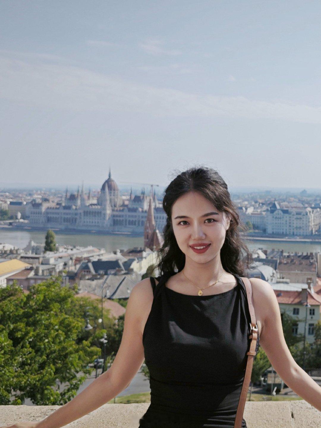 性别：女
城市：广东省惠州市
星座：巨蟹座
年龄：26
身高：164
体重：53kg
工作：公务员
自我介绍：乐观积极向上，兴趣爱好广泛，喜欢吃好吃的和滑雪
理想的Ta：聪明幽默负责任，可以和我一起创造共同美好的的人生记忆 ​