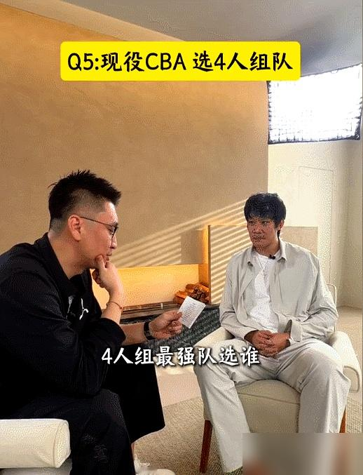 丁彦雨航选最强队友，第一句话就把郭艾伦踢出局了。
谁占球权少啊，别跟我抢。
名单也干脆：赵继伟、翟晓川、胡金秋、杨瀚森。有人问艾伦呢？他直接乐了：他太粘球，选不了。
曾经那个拿球就往里杀的丁神，现在挑人先看让不让球权。这话从他嘴里出来，本身就够扎心。
更扎心的是后面。他第一次把封闭针毁了生涯