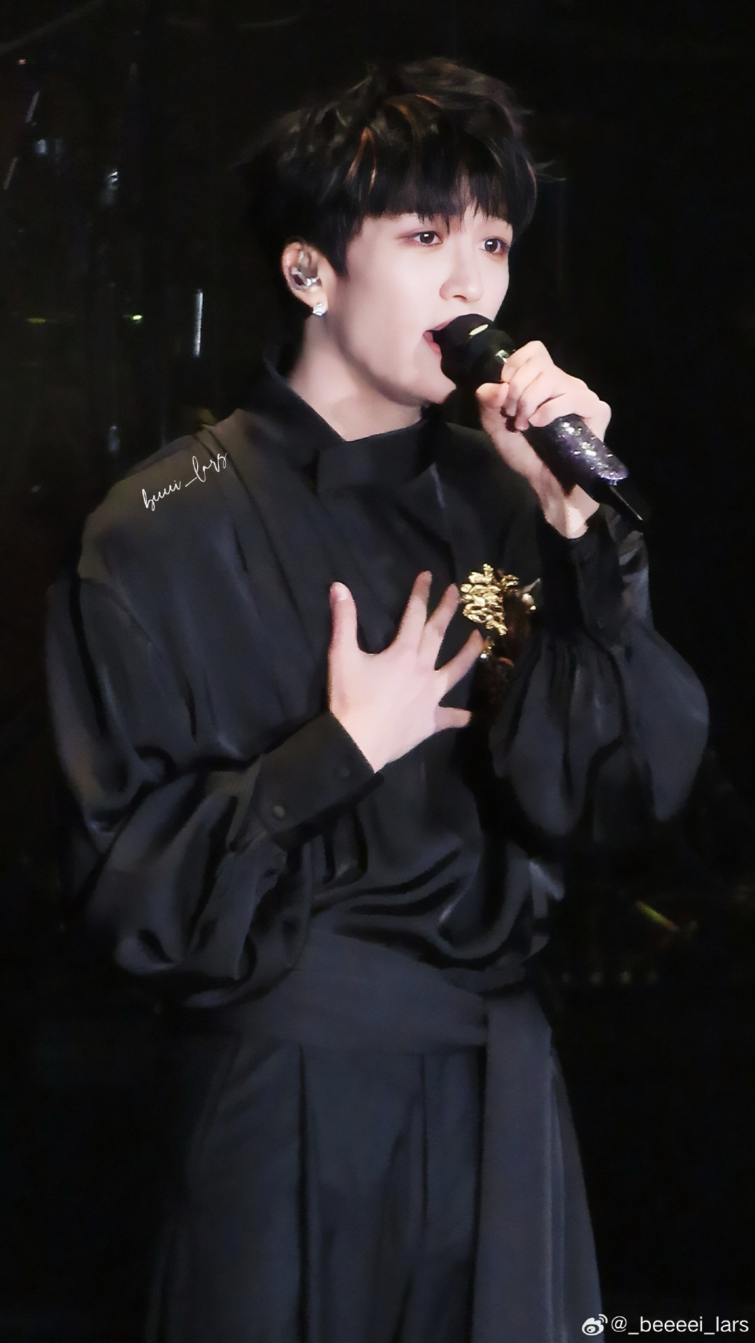 #黄子弘凡# 💛#黄子弘凡高情商关心王安宇白发#💜#黄子弘凡的421种色彩# 

“爱能克服远距离 多远都要在一起”

【2025.12.06 Harbin】 ​